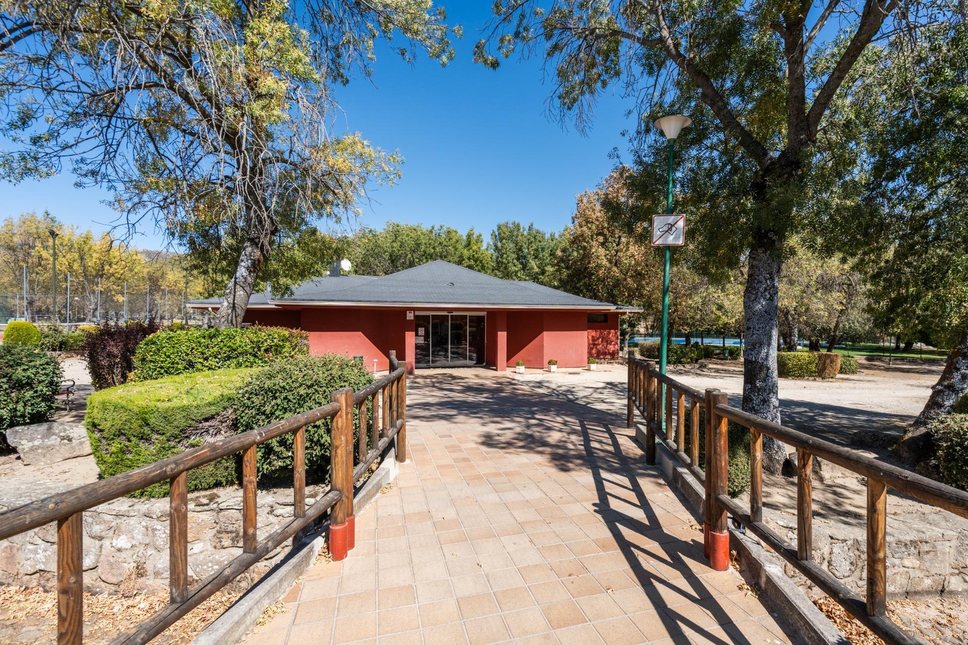 40-56 EXCLUSIVO CHALET EN URBANIZACIÓN PREMIUM CON CLUB SOCIAL Y SEGURIDAD 24H EN BECERRIL DE LA SIERRA
