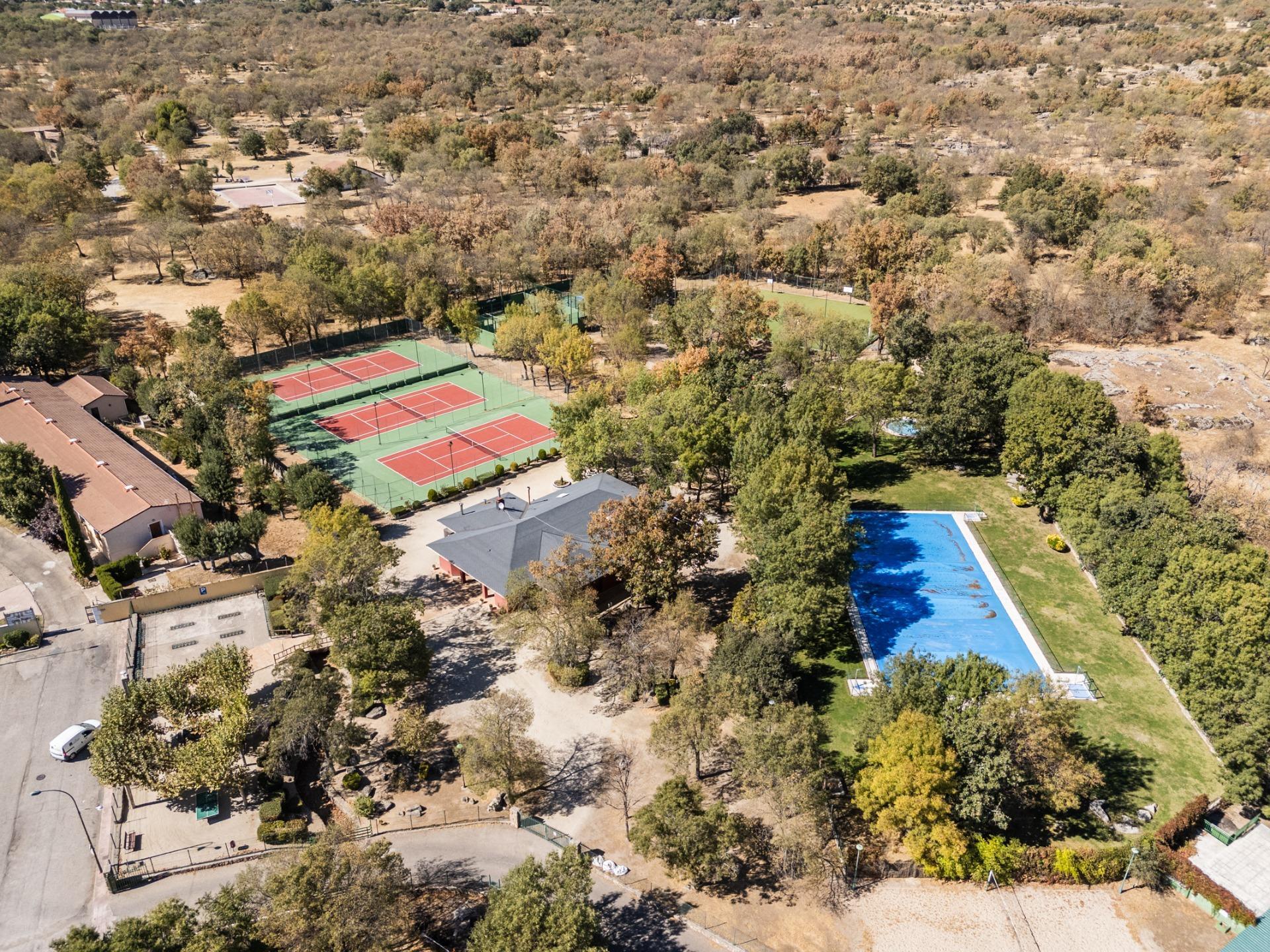 40-58 EXCLUSIVO CHALET EN URBANIZACIÓN PREMIUM CON CLUB SOCIAL Y SEGURIDAD 24H EN BECERRIL DE LA SIERRA