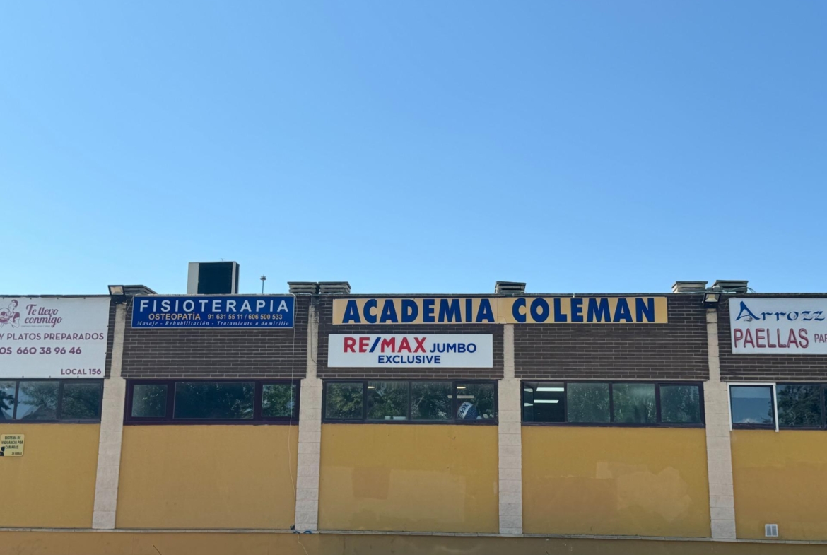 ^**^LOCAL EN ESQUINA CON TERRAZA EN RENTABILIDAD BRUTA DE 9.5%: ¡EL LUGAR IDEAL PARA TU NEGOCIO EN LAS ROZAS^**^ Presentamos un local comercial en una ubicación estratégica, situado en una de las e