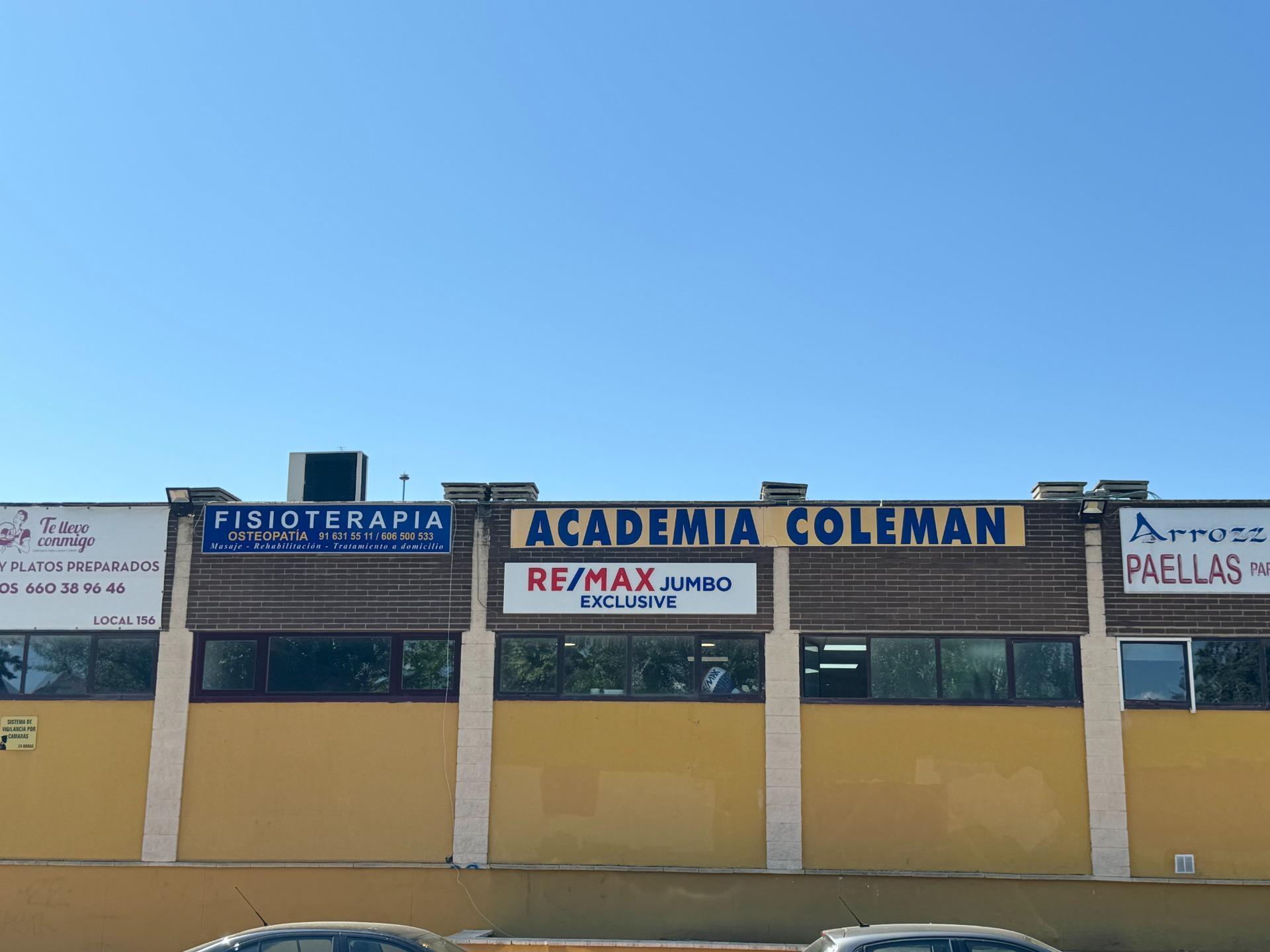 ^**^LOCAL EN ESQUINA CON TERRAZA EN RENTABILIDAD BRUTA DE 9.5%: ¡EL LUGAR IDEAL PARA TU NEGOCIO EN LAS ROZAS^**^ Presentamos un local comercial en una ubicación estratégica, situado en una de las e