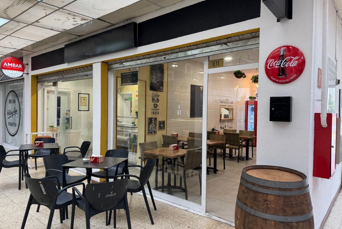 ^**^LOCAL EN ESQUINA CON TERRAZA EN RENTABILIDAD BRUTA DE 9.5%: ¡EL LUGAR IDEAL PARA TU NEGOCIO EN LAS ROZAS^**^ Presentamos un local comercial en una ubicación estratégica, situado en una de las e