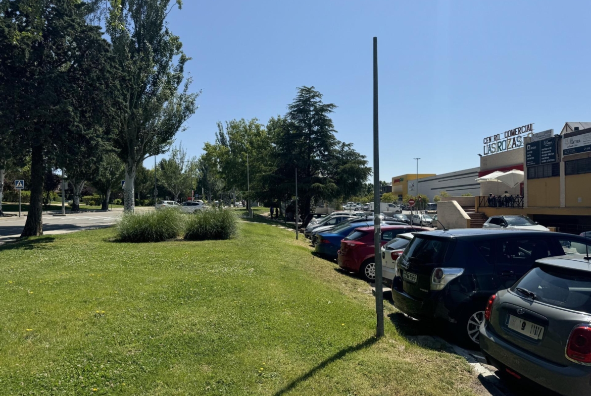 ^**^LOCAL EN ESQUINA CON TERRAZA EN RENTABILIDAD BRUTA DE 9.5%: ¡EL LUGAR IDEAL PARA TU NEGOCIO EN LAS ROZAS^**^ Presentamos un local comercial en una ubicación estratégica, situado en una de las e