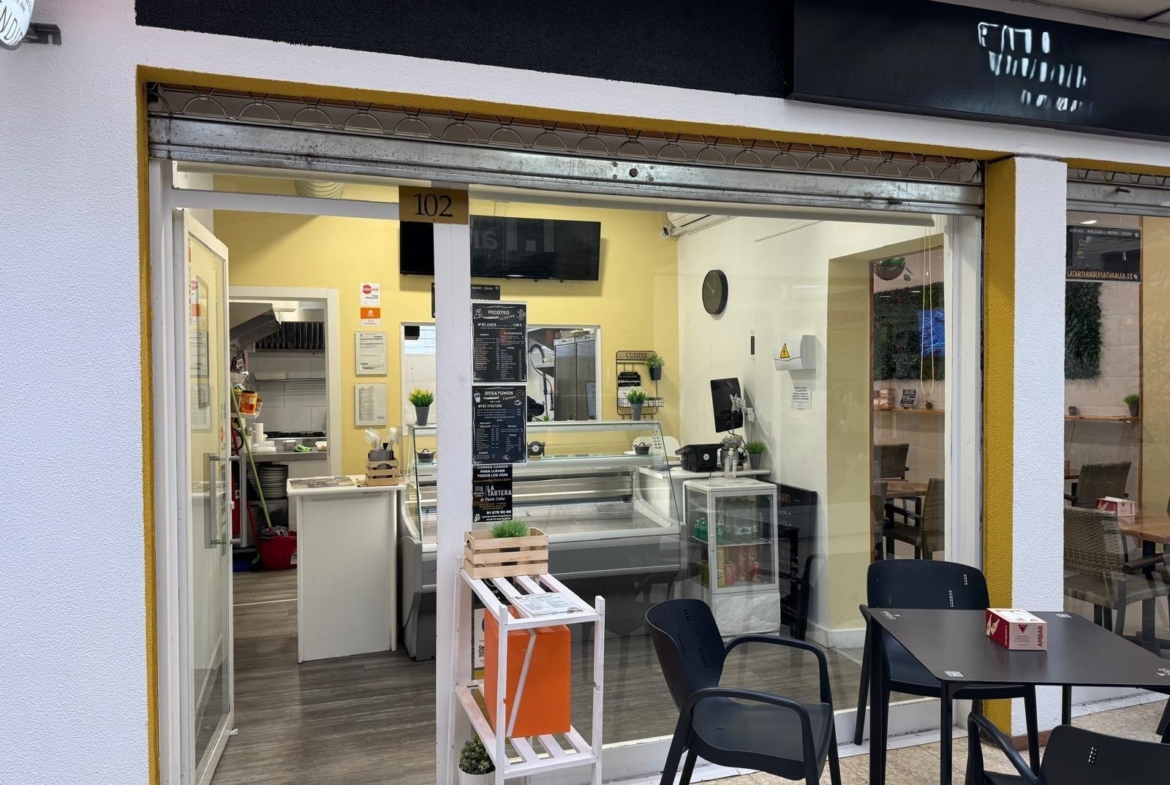 ^**^LOCAL EN ESQUINA CON TERRAZA EN RENTABILIDAD BRUTA DE 9.5%: ¡EL LUGAR IDEAL PARA TU NEGOCIO EN LAS ROZAS^**^ Presentamos un local comercial en una ubicación estratégica, situado en una de las e