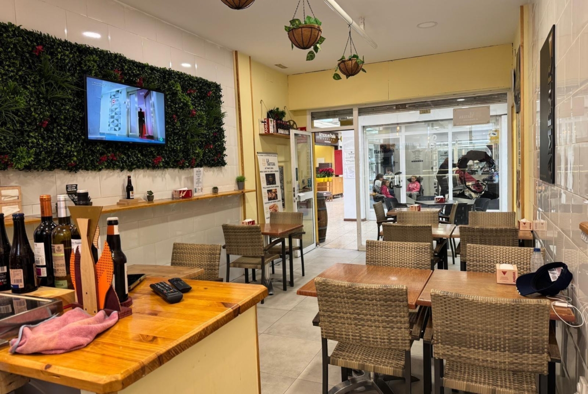^**^LOCAL EN ESQUINA CON TERRAZA EN RENTABILIDAD BRUTA DE 9.5%: ¡EL LUGAR IDEAL PARA TU NEGOCIO EN LAS ROZAS^**^ Presentamos un local comercial en una ubicación estratégica, situado en una de las e