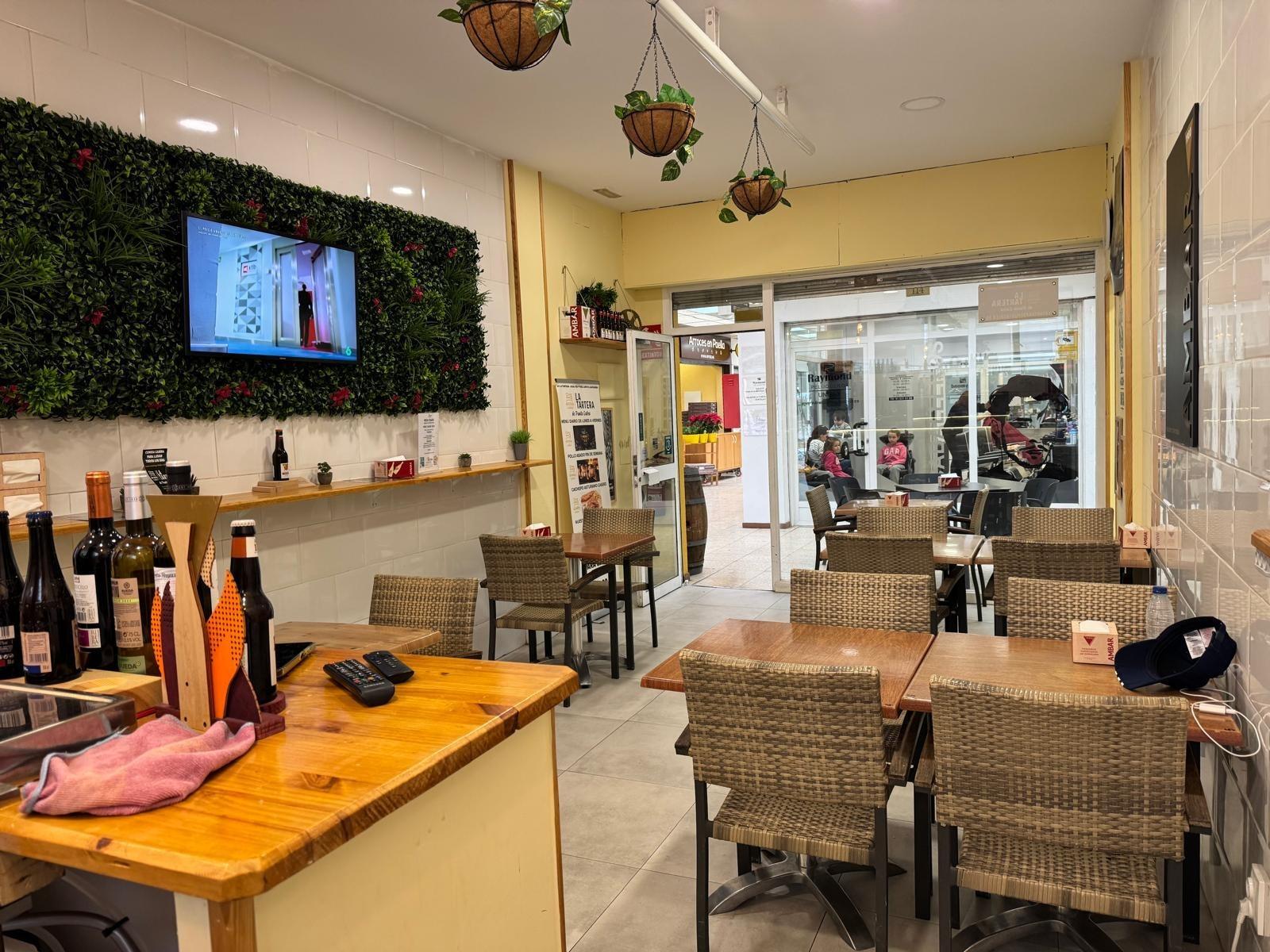 ^**^LOCAL EN ESQUINA CON TERRAZA EN RENTABILIDAD BRUTA DE 9.5%: ¡EL LUGAR IDEAL PARA TU NEGOCIO EN LAS ROZAS^**^ Presentamos un local comercial en una ubicación estratégica, situado en una de las e