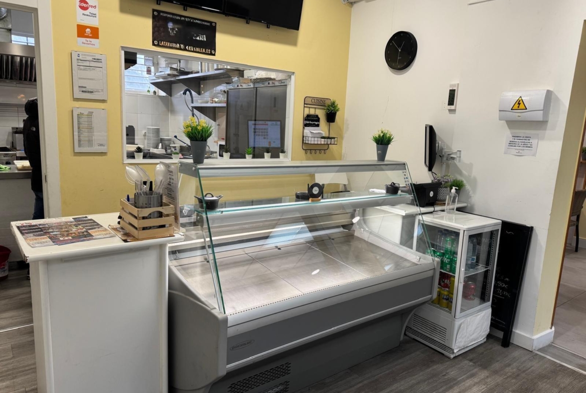 ^**^LOCAL EN ESQUINA CON TERRAZA EN RENTABILIDAD BRUTA DE 9.5%: ¡EL LUGAR IDEAL PARA TU NEGOCIO EN LAS ROZAS^**^ Presentamos un local comercial en una ubicación estratégica, situado en una de las e