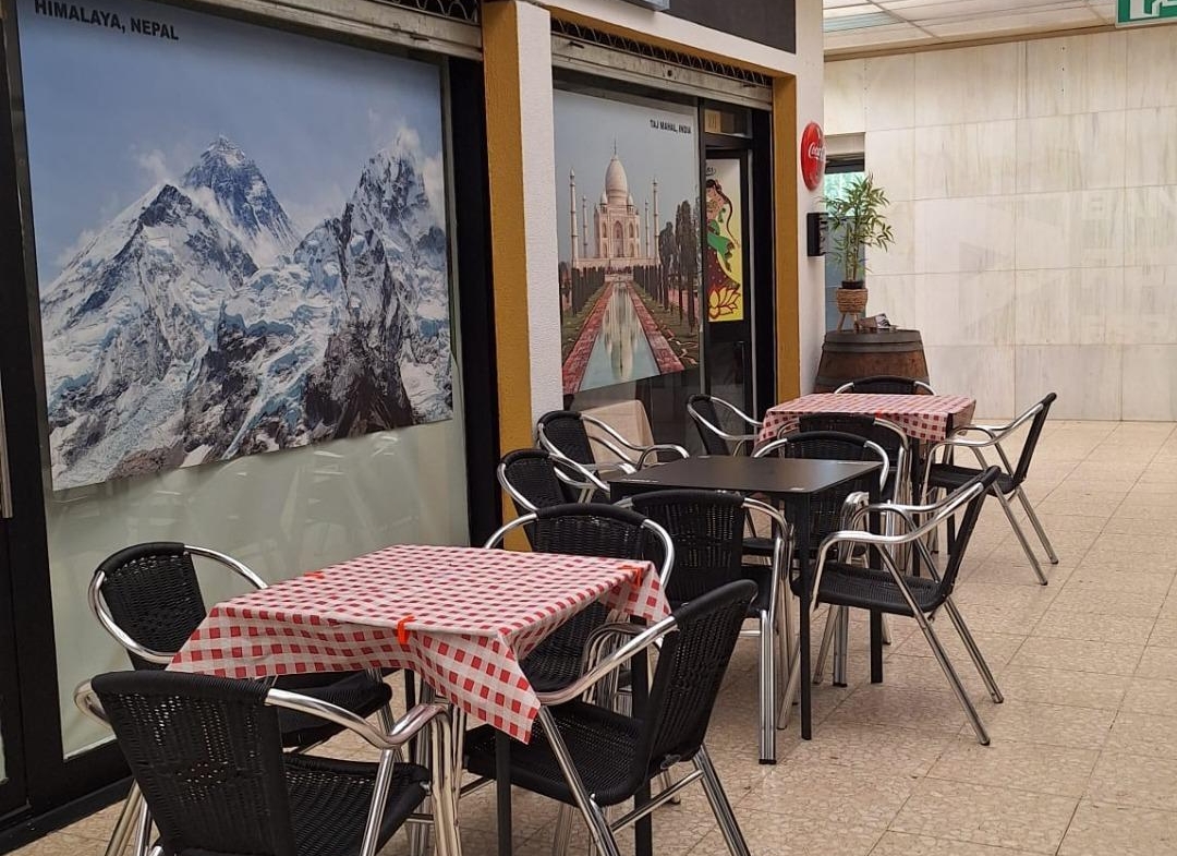 ^**^LOCAL EN ESQUINA CON TERRAZA EN RENTABILIDAD BRUTA DE 9.5%: ¡EL LUGAR IDEAL PARA TU NEGOCIO EN LAS ROZAS^**^ Presentamos un local comercial en una ubicación estratégica, situado en una de las e