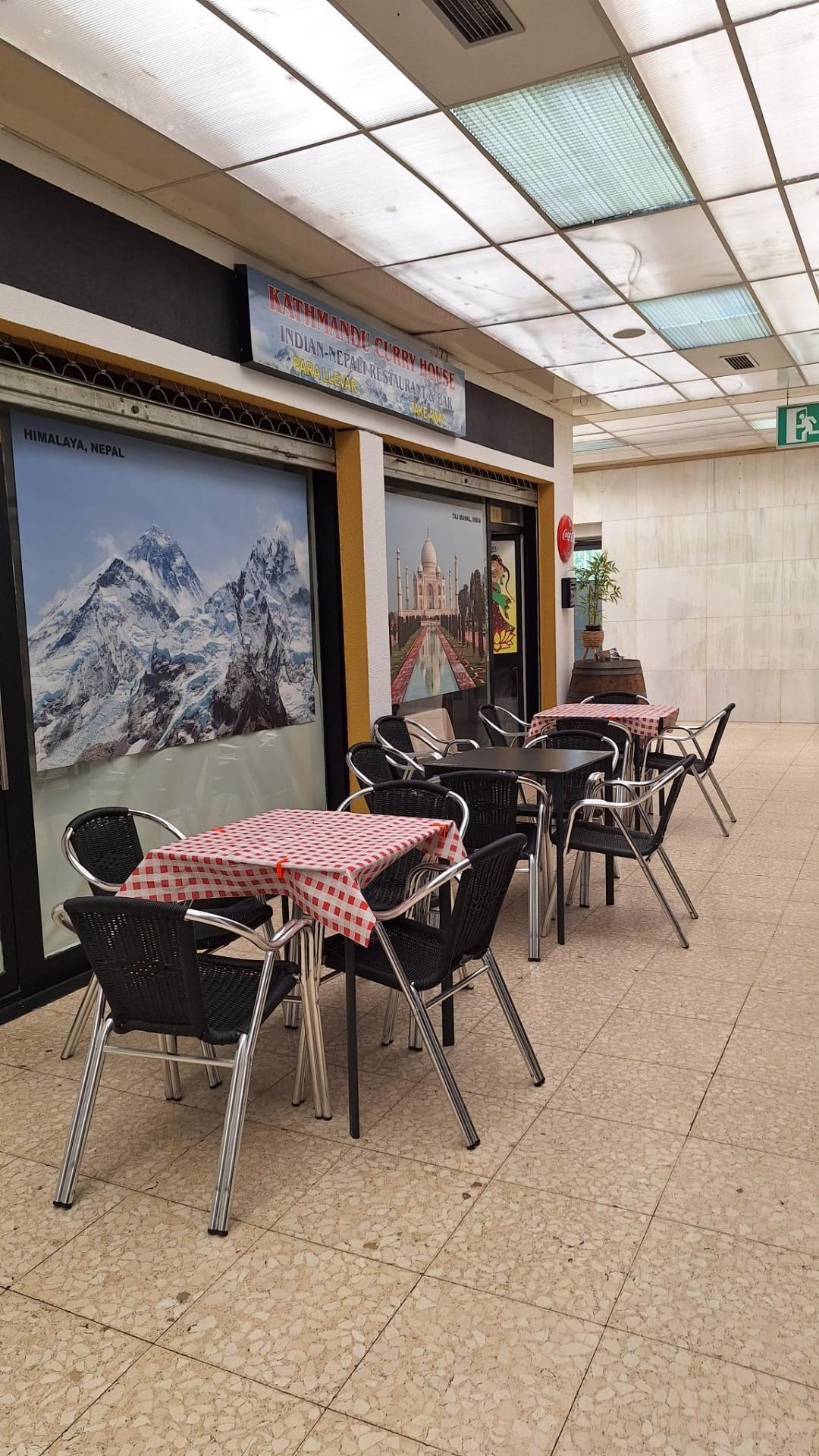 ^**^LOCAL EN ESQUINA CON TERRAZA EN RENTABILIDAD BRUTA DE 9.5%: ¡EL LUGAR IDEAL PARA TU NEGOCIO EN LAS ROZAS^**^ Presentamos un local comercial en una ubicación estratégica, situado en una de las e