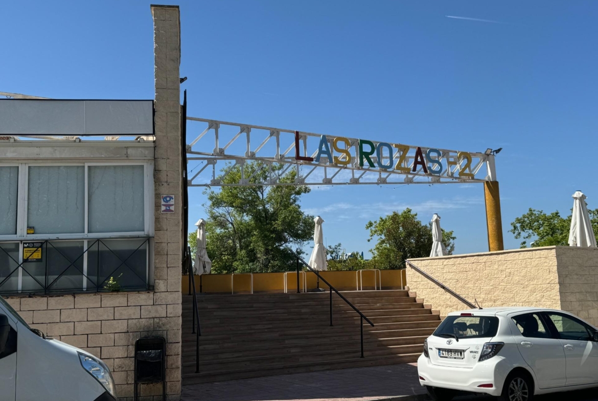 ^**^LOCAL EN ESQUINA CON TERRAZA EN RENTABILIDAD BRUTA DE 9.5%: ¡EL LUGAR IDEAL PARA TU NEGOCIO EN LAS ROZAS^**^ Presentamos un local comercial en una ubicación estratégica, situado en una de las e