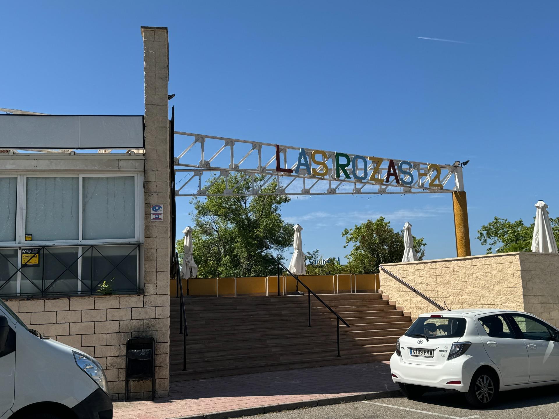 ^**^LOCAL EN ESQUINA CON TERRAZA EN RENTABILIDAD BRUTA DE 9.5%: ¡EL LUGAR IDEAL PARA TU NEGOCIO EN LAS ROZAS^**^ Presentamos un local comercial en una ubicación estratégica, situado en una de las e
