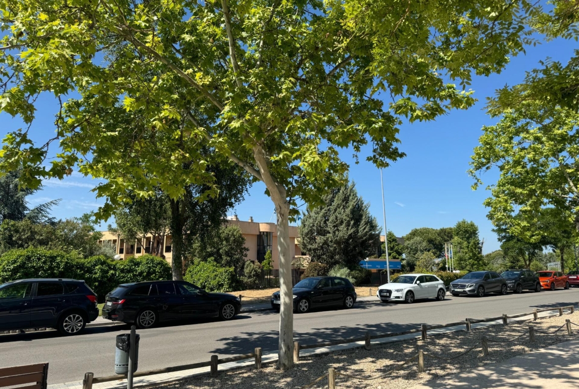 ^**^LOCAL EN ESQUINA CON TERRAZA EN RENTABILIDAD BRUTA DE 9.5%: ¡EL LUGAR IDEAL PARA TU NEGOCIO EN LAS ROZAS^**^ Presentamos un local comercial en una ubicación estratégica, situado en una de las e