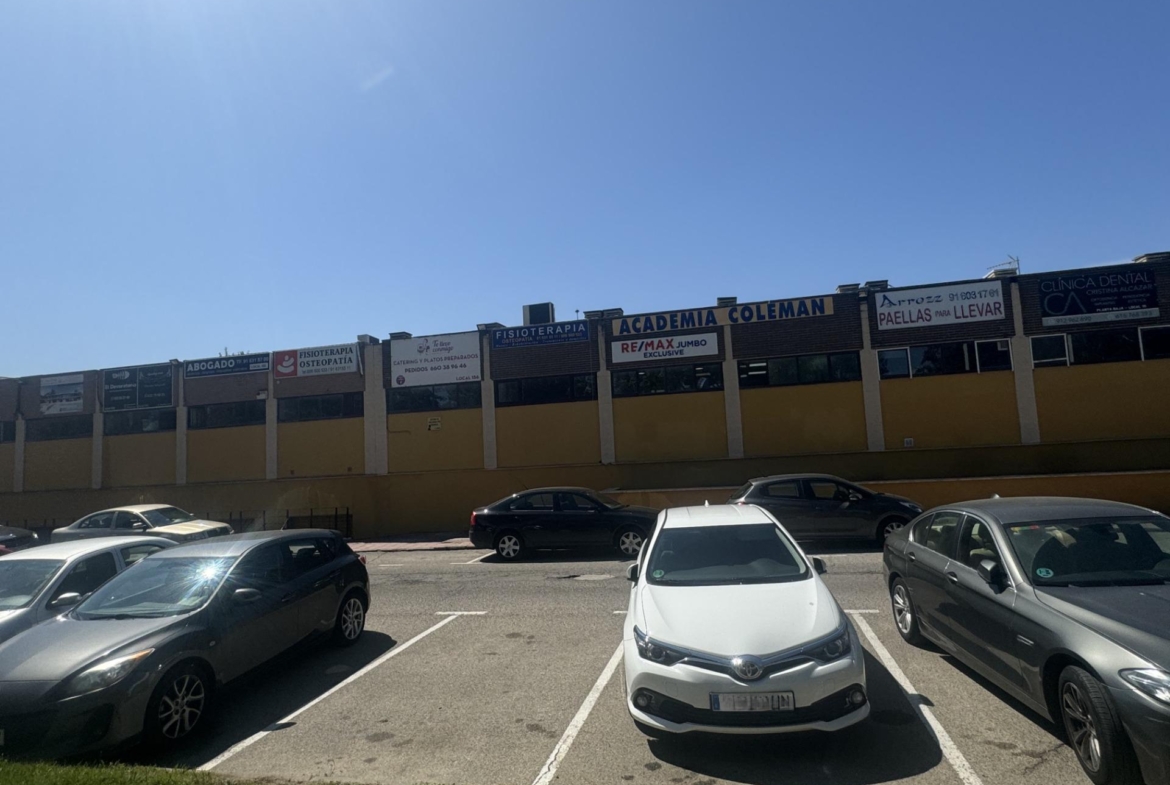 ^**^LOCAL EN ESQUINA CON TERRAZA EN RENTABILIDAD BRUTA DE 9.5%: ¡EL LUGAR IDEAL PARA TU NEGOCIO EN LAS ROZAS^**^ Presentamos un local comercial en una ubicación estratégica, situado en una de las e