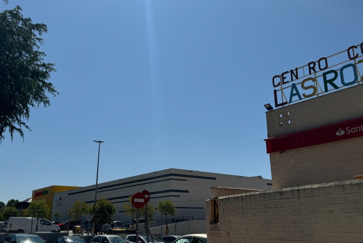 ^**^LOCAL EN ESQUINA CON TERRAZA EN RENTABILIDAD BRUTA DE 9.5%: ¡EL LUGAR IDEAL PARA TU NEGOCIO EN LAS ROZAS^**^ Presentamos un local comercial en una ubicación estratégica, situado en una de las e