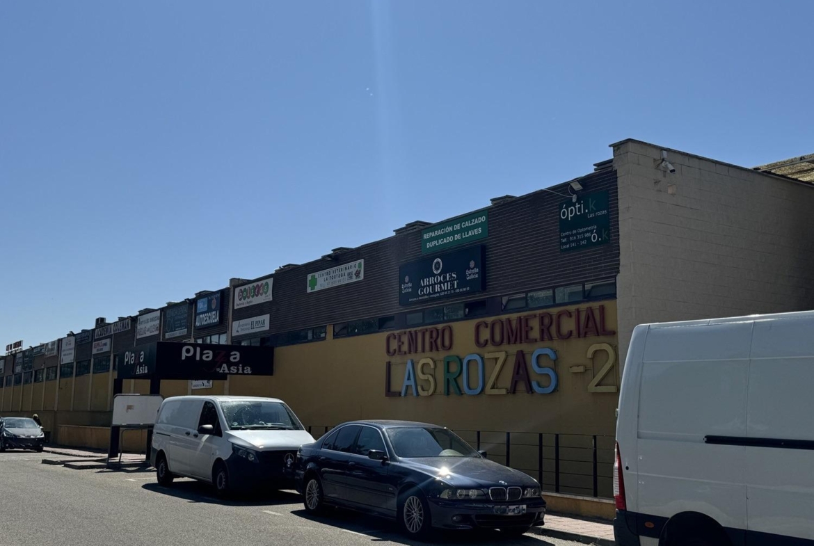 ^**^LOCAL EN ESQUINA CON TERRAZA EN RENTABILIDAD BRUTA DE 9.5%: ¡EL LUGAR IDEAL PARA TU NEGOCIO EN LAS ROZAS^**^ Presentamos un local comercial en una ubicación estratégica, situado en una de las e