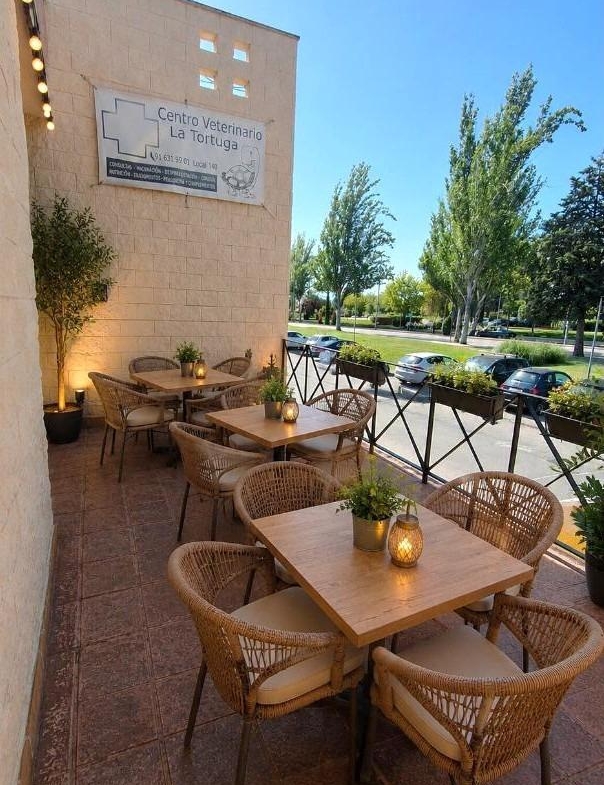 ^**^LOCAL EN ESQUINA CON TERRAZA EN RENTABILIDAD BRUTA DE 9.5%: ¡EL LUGAR IDEAL PARA TU NEGOCIO EN LAS ROZAS^**^ Presentamos un local comercial en una ubicación estratégica, situado en una de las e