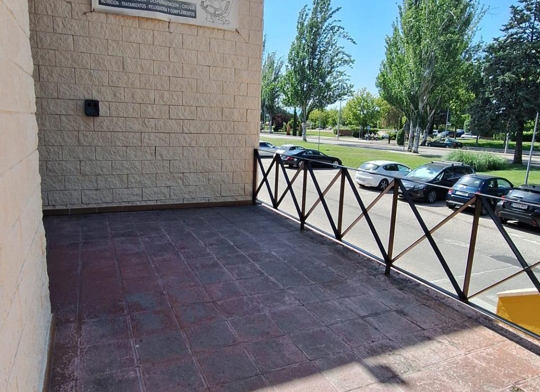 ^**^LOCAL EN ESQUINA CON TERRAZA EN RENTABILIDAD BRUTA DE 9.5%: ¡EL LUGAR IDEAL PARA TU NEGOCIO EN LAS ROZAS^**^ Presentamos un local comercial en una ubicación estratégica, situado en una de las e
