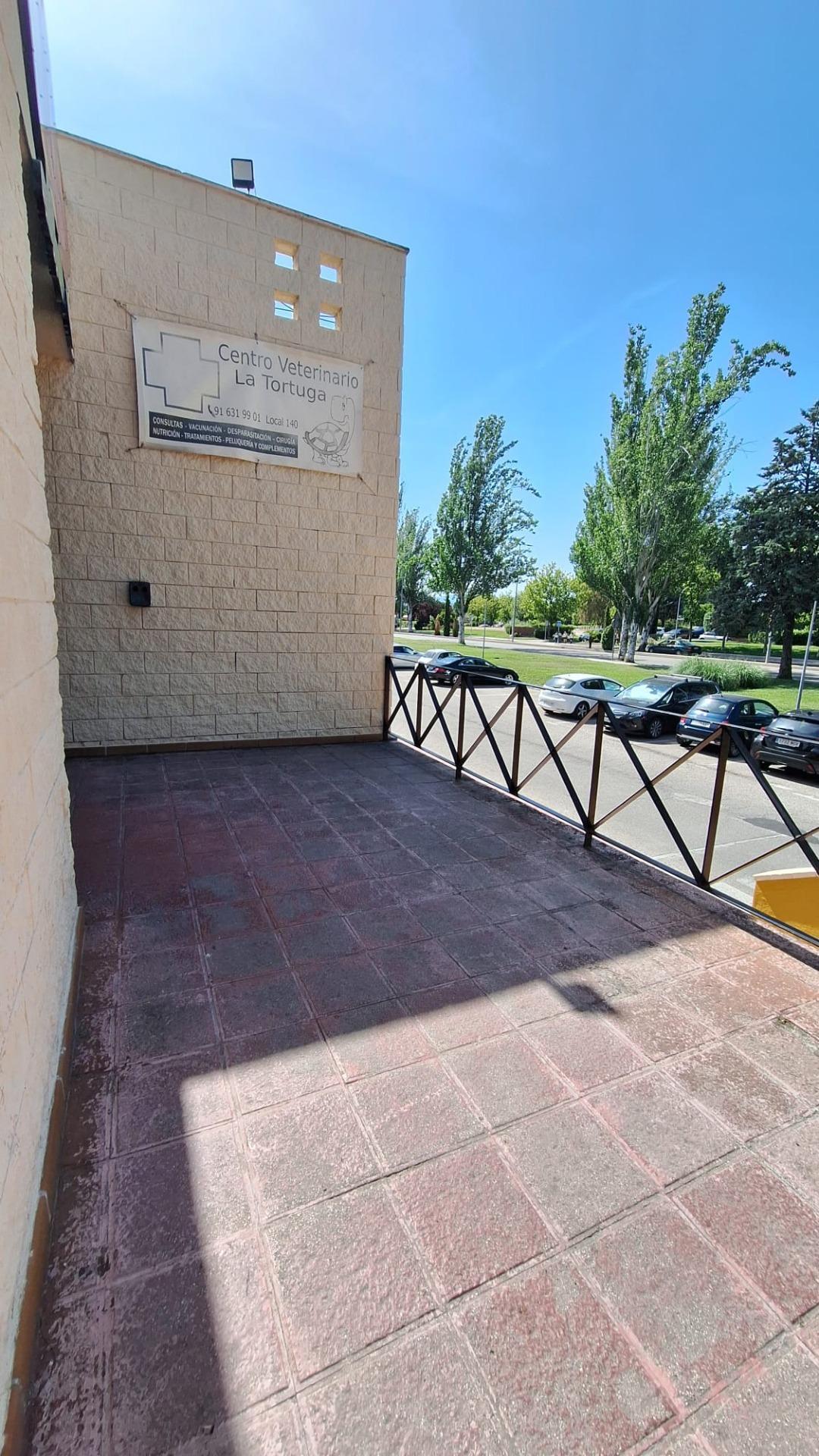 ^**^LOCAL EN ESQUINA CON TERRAZA EN RENTABILIDAD BRUTA DE 9.5%: ¡EL LUGAR IDEAL PARA TU NEGOCIO EN LAS ROZAS^**^ Presentamos un local comercial en una ubicación estratégica, situado en una de las e