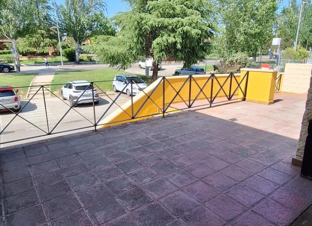 ^**^LOCAL EN ESQUINA CON TERRAZA EN RENTABILIDAD BRUTA DE 9.5%: ¡EL LUGAR IDEAL PARA TU NEGOCIO EN LAS ROZAS^**^ Presentamos un local comercial en una ubicación estratégica, situado en una de las e