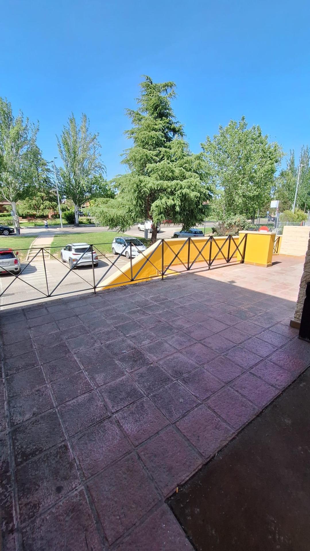 ^**^LOCAL EN ESQUINA CON TERRAZA EN RENTABILIDAD BRUTA DE 9.5%: ¡EL LUGAR IDEAL PARA TU NEGOCIO EN LAS ROZAS^**^ Presentamos un local comercial en una ubicación estratégica, situado en una de las e