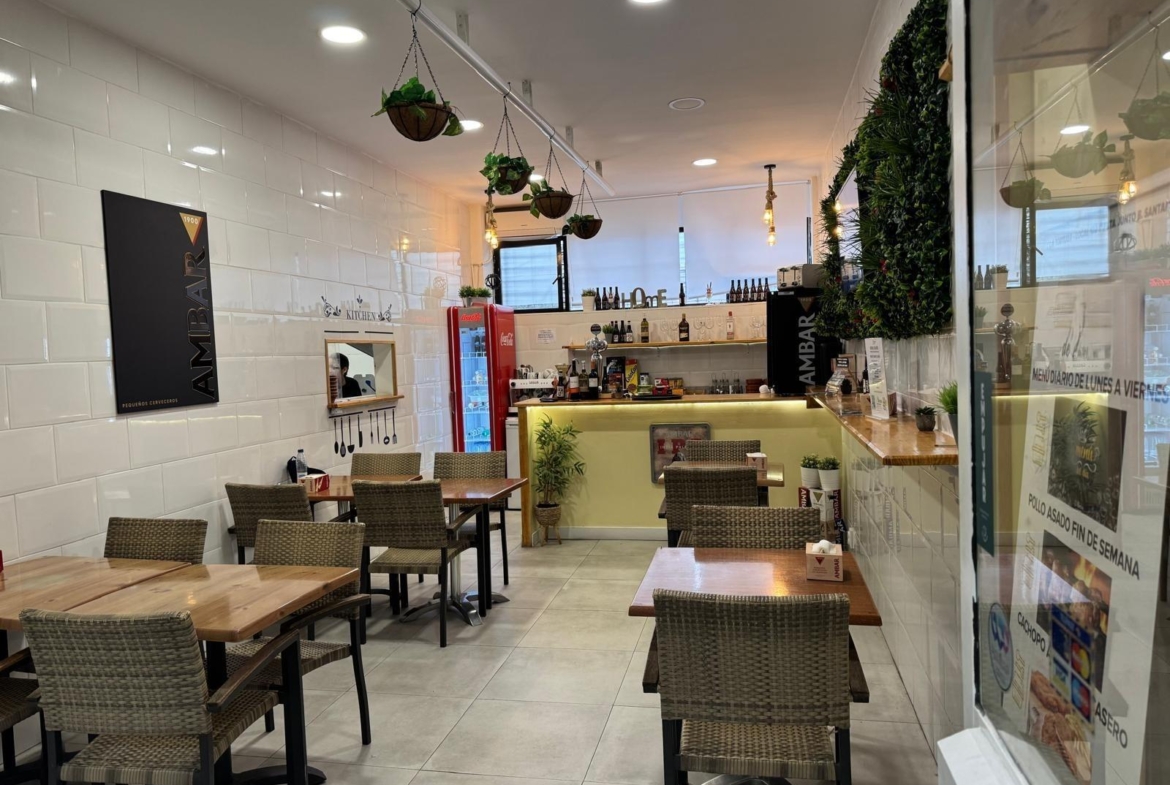 ^**^LOCAL EN ESQUINA CON TERRAZA EN RENTABILIDAD BRUTA DE 9.5%: ¡EL LUGAR IDEAL PARA TU NEGOCIO EN LAS ROZAS^**^ Presentamos un local comercial en una ubicación estratégica, situado en una de las e