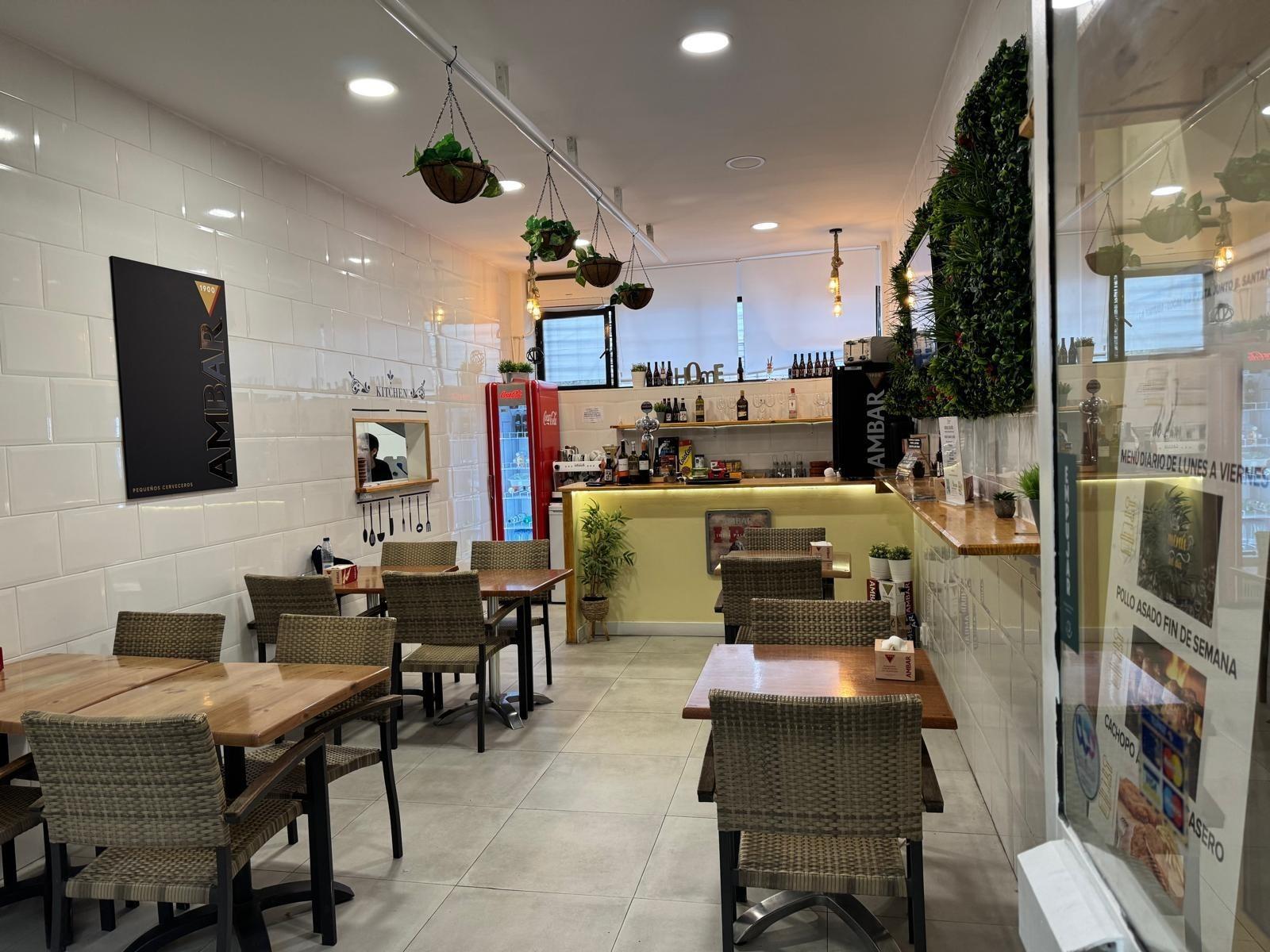 ^**^LOCAL EN ESQUINA CON TERRAZA EN RENTABILIDAD BRUTA DE 9.5%: ¡EL LUGAR IDEAL PARA TU NEGOCIO EN LAS ROZAS^**^ Presentamos un local comercial en una ubicación estratégica, situado en una de las e