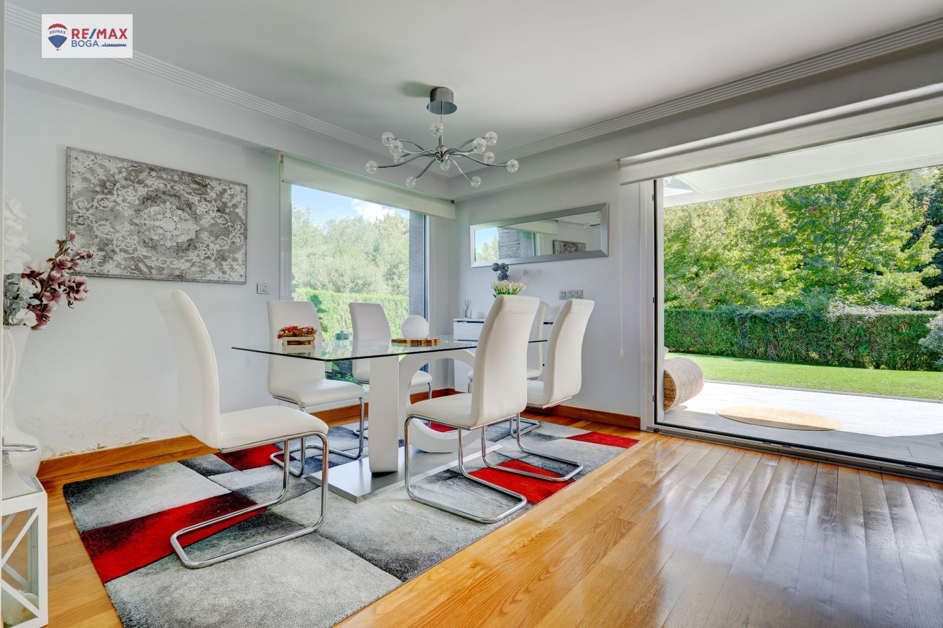 24-2 EXCLUSIVA VILLA ADOSADA (EN ESQUINA), UBICADA EN EL GOLF DE HONDARRIBIA