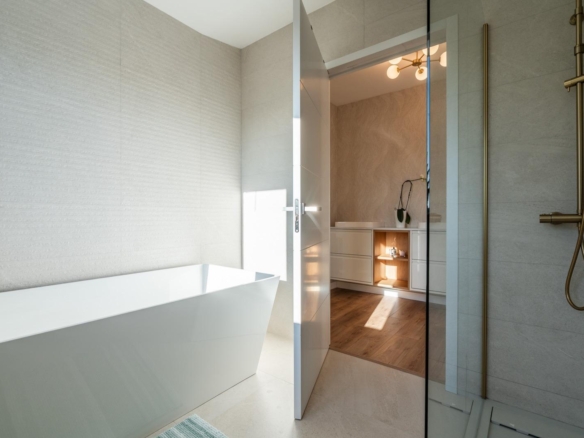 ^**^CHALET INDEPENDIENTE DE LUJO EN CLUB DE GOLF, LAS ROZAS — VIVIENDA ÚNICA EN ENTORNO EXCLUSIVO^**^  Presentamos esta exclusiva vivienda unifamiliar en una de las urbanizaciones más prestigiosas