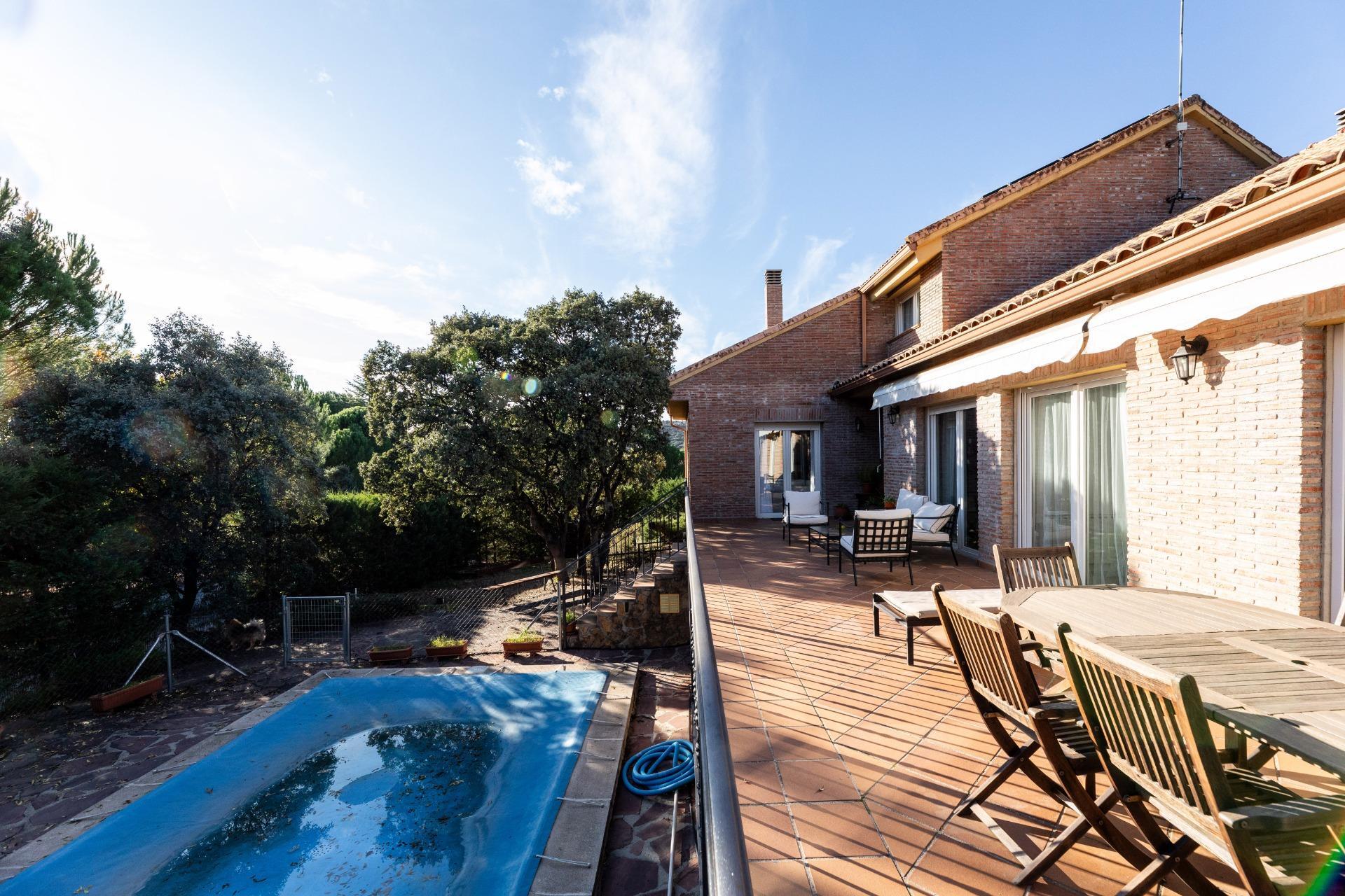 38-30 EXCLUSIVA VILLA EN LA BERZOSA