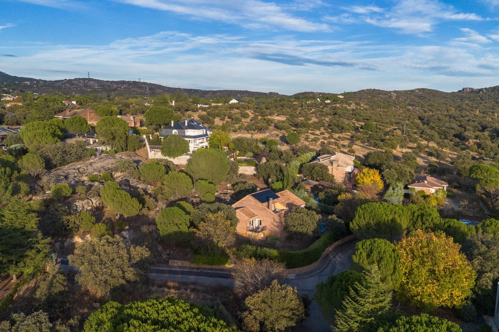 38-45 EXCLUSIVA VILLA EN LA BERZOSA