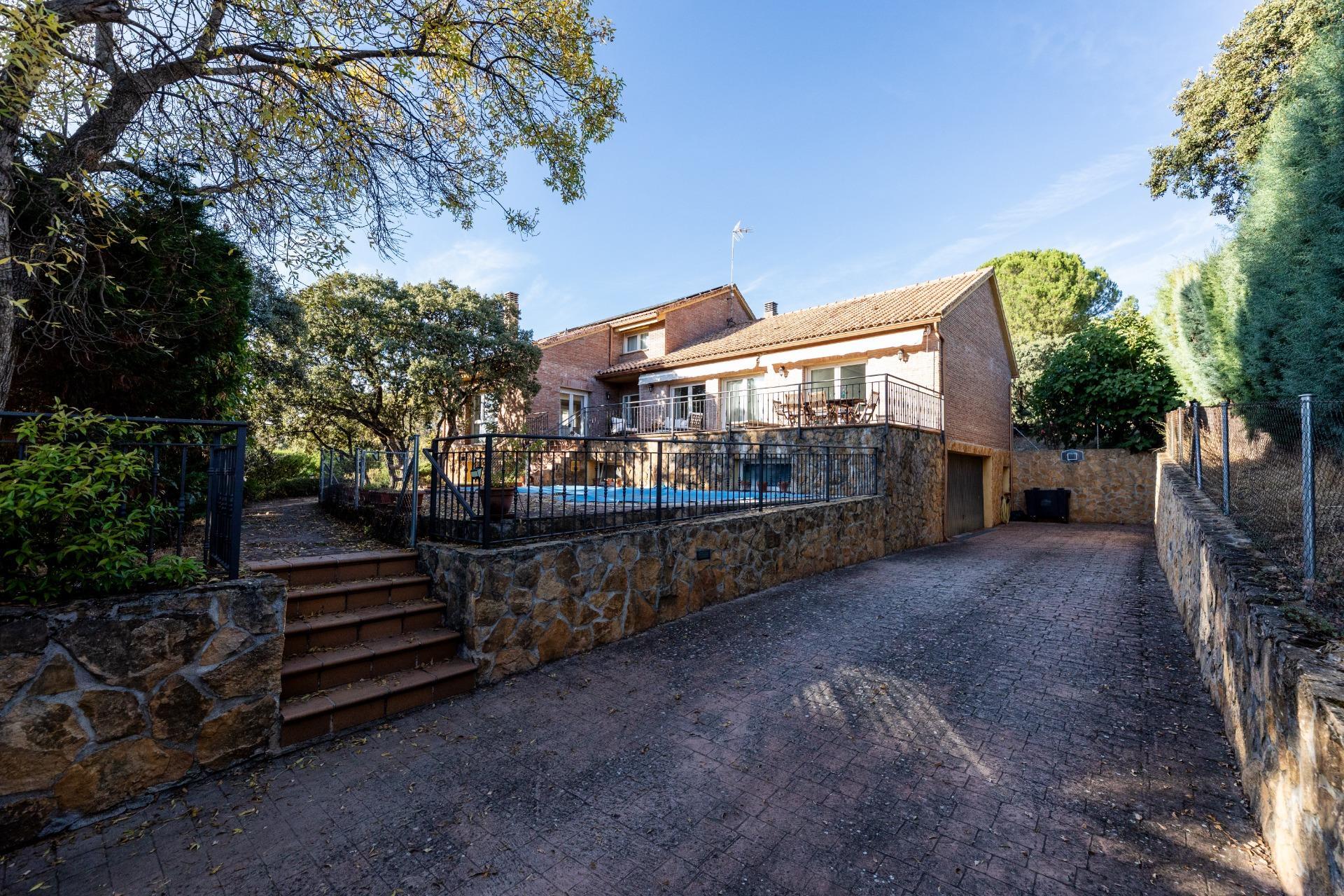 38-57 EXCLUSIVA VILLA EN LA BERZOSA