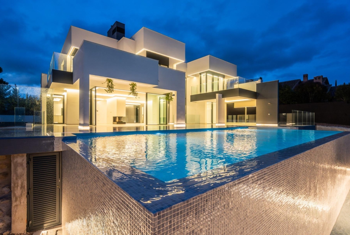 ^**^MAGNÍFICO CHALET INDEPENDIENTE DE LUJO EN LA ZONA MÁS EXCLUSIVA DE LAS ROZAS – CLUB DE GOLF^**^  Exclusiva vivienda de lujo totalmente a estrenar, situada en una de las zonas más prestigiosas