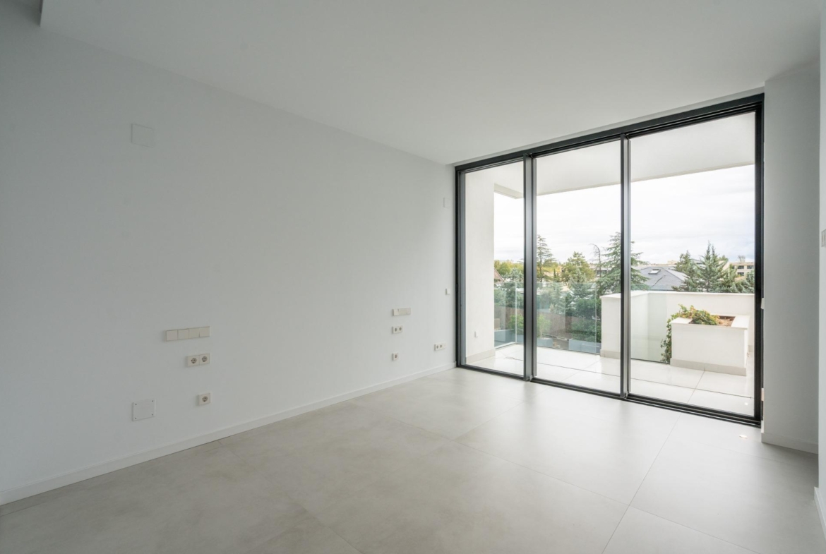 ^**^MAGNÍFICO CHALET INDEPENDIENTE DE LUJO EN LA ZONA MÁS EXCLUSIVA DE LAS ROZAS – CLUB DE GOLF^**^  Exclusiva vivienda de lujo totalmente a estrenar, situada en una de las zonas más prestigiosas