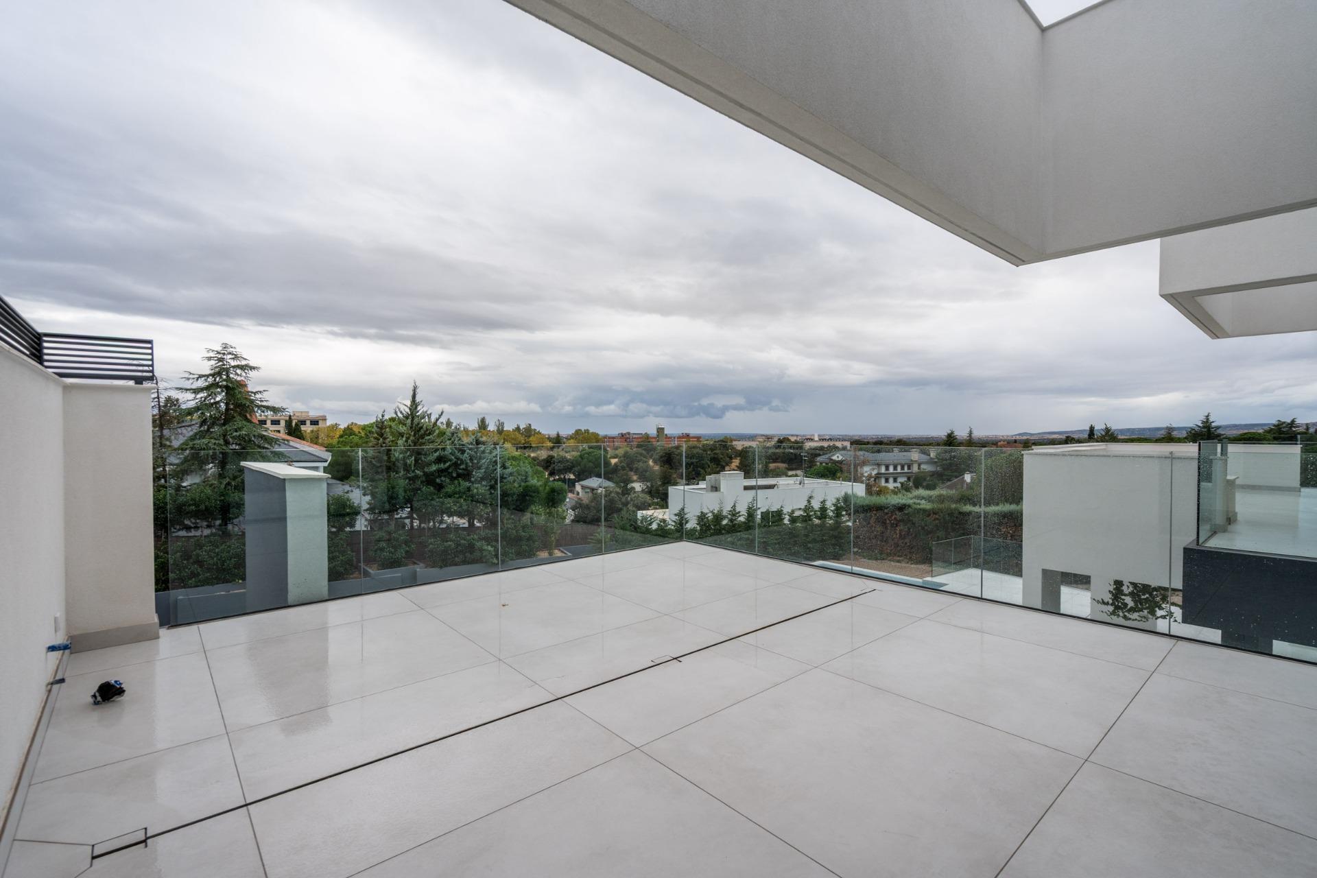 33-19 ^**^MAGNÍFICO CHALET INDEPENDIENTE DE LUJO EN LA ZONA MÁS EXCLUSIVA DE LAS ROZAS – CLUB DE GOLF^**^ Exclusiva vivienda de lujo totalmente a estrenar, situada en una de las zonas más prestigiosas