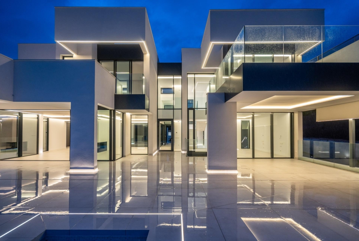 ^**^MAGNÍFICO CHALET INDEPENDIENTE DE LUJO EN LA ZONA MÁS EXCLUSIVA DE LAS ROZAS – CLUB DE GOLF^**^  Exclusiva vivienda de lujo totalmente a estrenar, situada en una de las zonas más prestigiosas