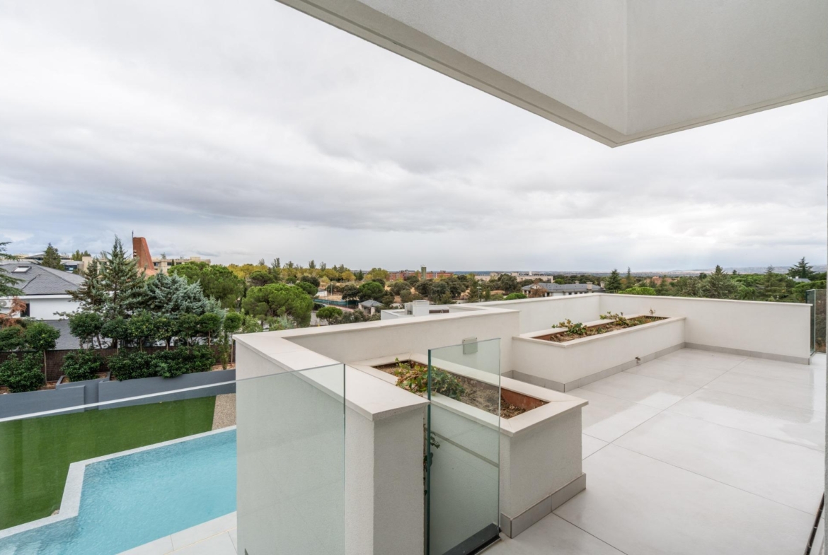 ^**^MAGNÍFICO CHALET INDEPENDIENTE DE LUJO EN LA ZONA MÁS EXCLUSIVA DE LAS ROZAS – CLUB DE GOLF^**^  Exclusiva vivienda de lujo totalmente a estrenar, situada en una de las zonas más prestigiosas