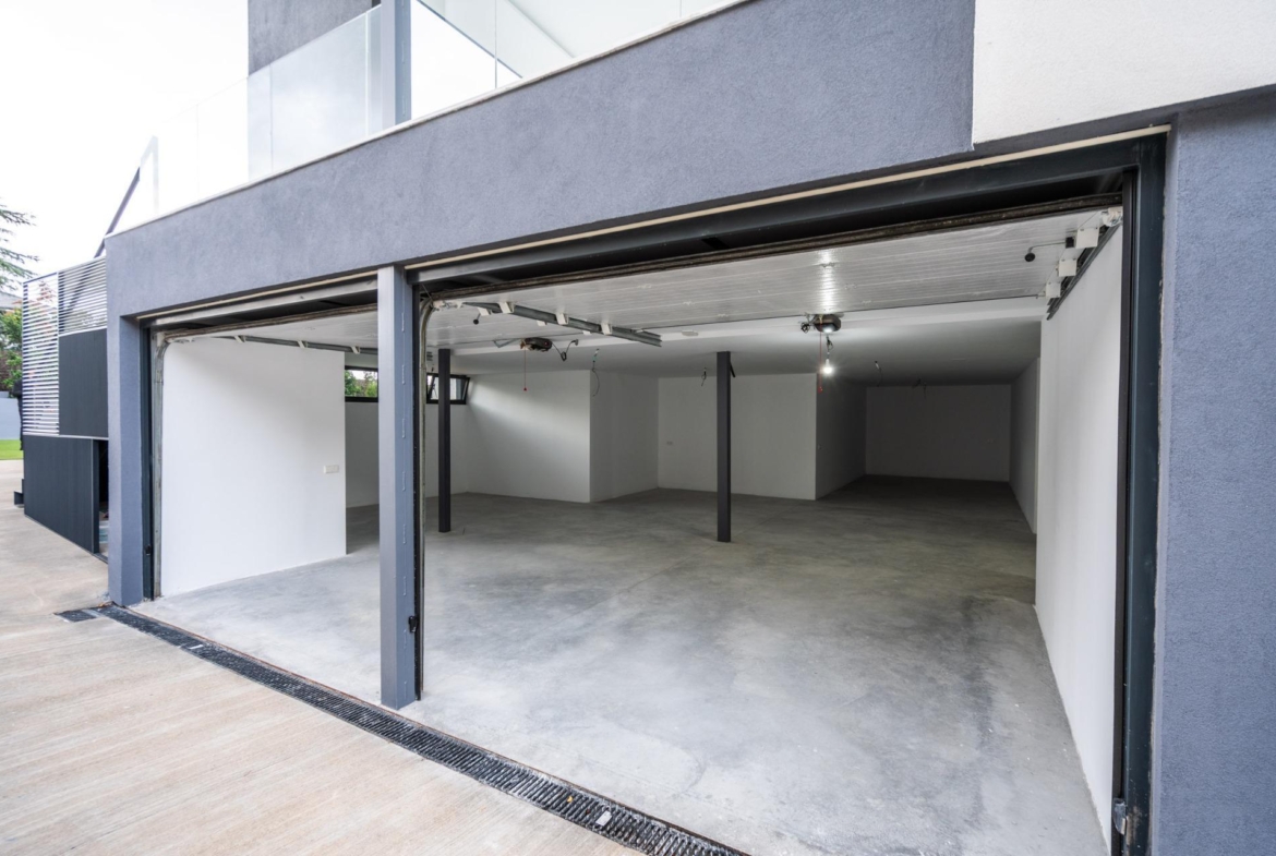 ^**^MAGNÍFICO CHALET INDEPENDIENTE DE LUJO EN LA ZONA MÁS EXCLUSIVA DE LAS ROZAS – CLUB DE GOLF^**^  Exclusiva vivienda de lujo totalmente a estrenar, situada en una de las zonas más prestigiosas