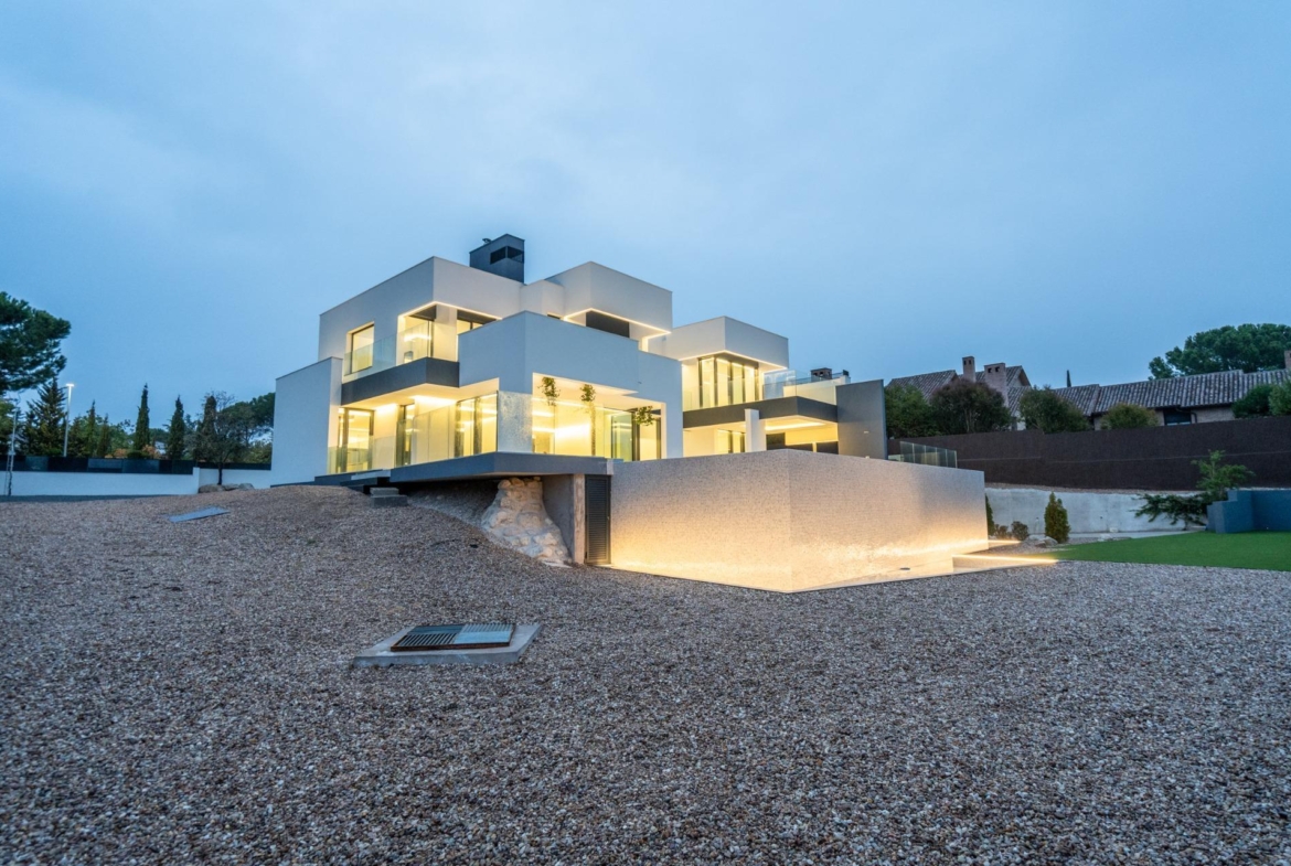 ^**^MAGNÍFICO CHALET INDEPENDIENTE DE LUJO EN LA ZONA MÁS EXCLUSIVA DE LAS ROZAS – CLUB DE GOLF^**^  Exclusiva vivienda de lujo totalmente a estrenar, situada en una de las zonas más prestigiosas