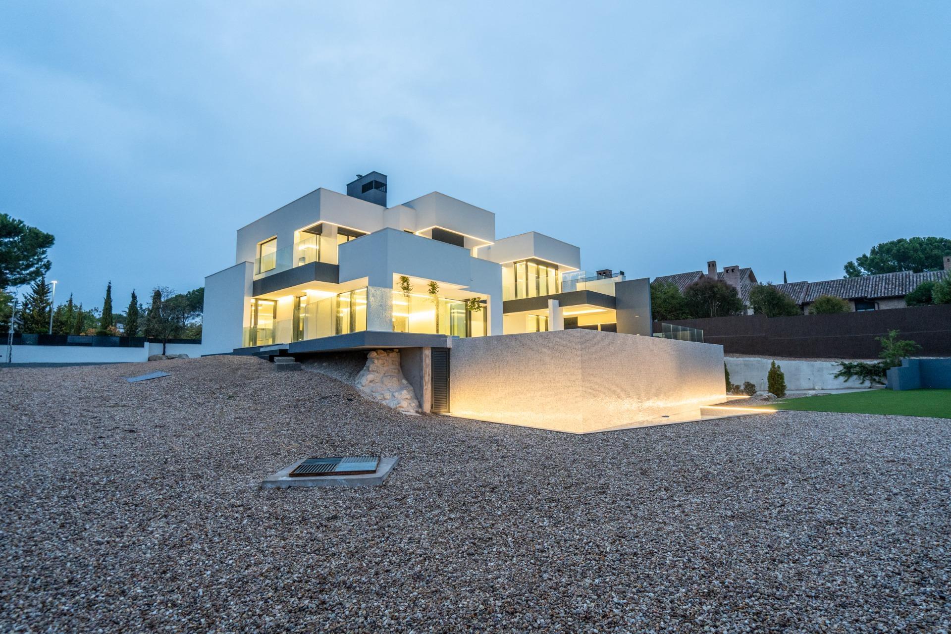 33-28 ^**^MAGNÍFICO CHALET INDEPENDIENTE DE LUJO EN LA ZONA MÁS EXCLUSIVA DE LAS ROZAS – CLUB DE GOLF^**^ Exclusiva vivienda de lujo totalmente a estrenar, situada en una de las zonas más prestigiosas