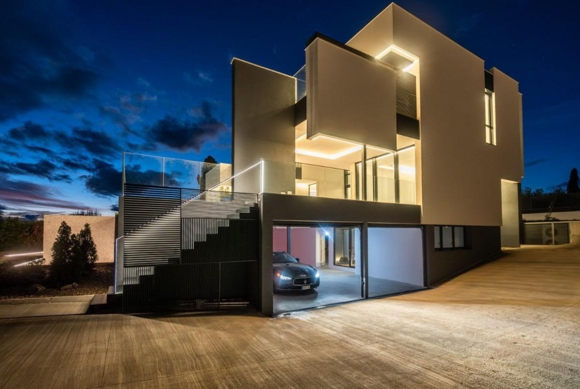 ^**^MAGNÍFICO CHALET INDEPENDIENTE DE LUJO EN LA ZONA MÁS EXCLUSIVA DE LAS ROZAS – CLUB DE GOLF^**^  Exclusiva vivienda de lujo totalmente a estrenar, situada en una de las zonas más prestigiosas