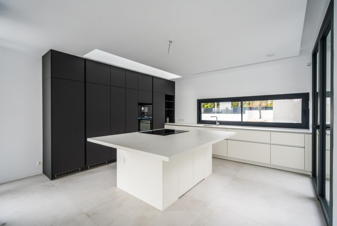 ^**^MAGNÍFICO CHALET INDEPENDIENTE DE LUJO EN LA ZONA MÁS EXCLUSIVA DE LAS ROZAS – CLUB DE GOLF^**^  Exclusiva vivienda de lujo totalmente a estrenar, situada en una de las zonas más prestigiosas