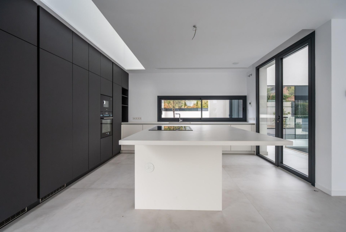 ^**^MAGNÍFICO CHALET INDEPENDIENTE DE LUJO EN LA ZONA MÁS EXCLUSIVA DE LAS ROZAS – CLUB DE GOLF^**^  Exclusiva vivienda de lujo totalmente a estrenar, situada en una de las zonas más prestigiosas
