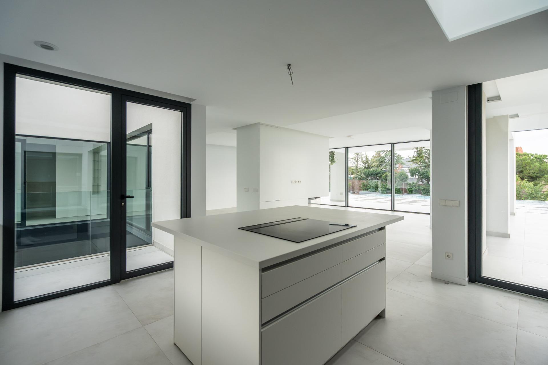 33-34 ^**^MAGNÍFICO CHALET INDEPENDIENTE DE LUJO EN LA ZONA MÁS EXCLUSIVA DE LAS ROZAS – CLUB DE GOLF^**^ Exclusiva vivienda de lujo totalmente a estrenar, situada en una de las zonas más prestigiosas