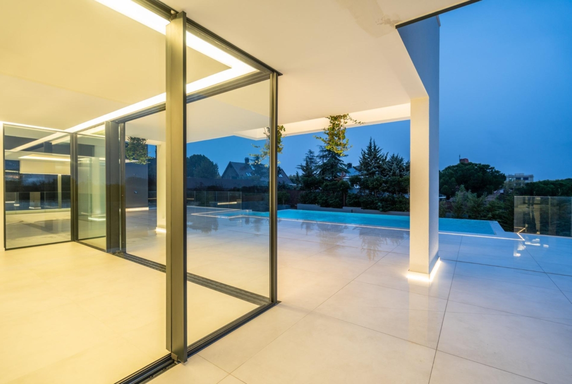 ^**^MAGNÍFICO CHALET INDEPENDIENTE DE LUJO EN LA ZONA MÁS EXCLUSIVA DE LAS ROZAS – CLUB DE GOLF^**^  Exclusiva vivienda de lujo totalmente a estrenar, situada en una de las zonas más prestigiosas