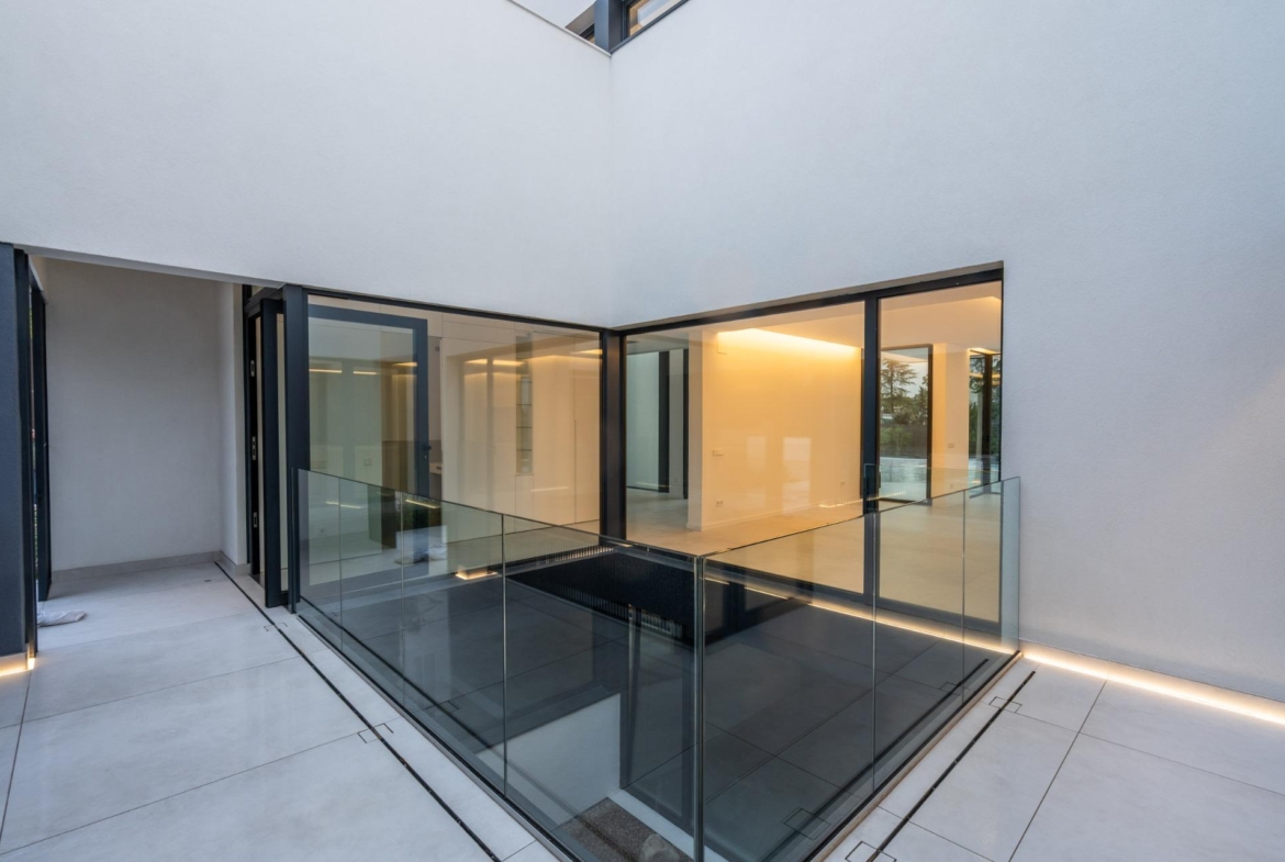 ^**^MAGNÍFICO CHALET INDEPENDIENTE DE LUJO EN LA ZONA MÁS EXCLUSIVA DE LAS ROZAS – CLUB DE GOLF^**^  Exclusiva vivienda de lujo totalmente a estrenar, situada en una de las zonas más prestigiosas
