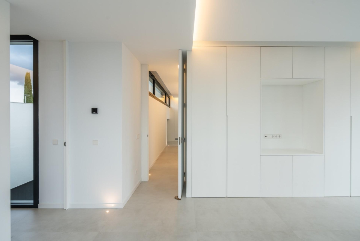 ^**^MAGNÍFICO CHALET INDEPENDIENTE DE LUJO EN LA ZONA MÁS EXCLUSIVA DE LAS ROZAS – CLUB DE GOLF^**^  Exclusiva vivienda de lujo totalmente a estrenar, situada en una de las zonas más prestigiosas