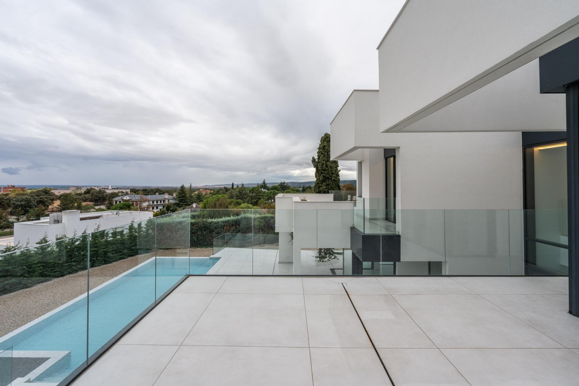 33-57 ^**^MAGNÍFICO CHALET INDEPENDIENTE DE LUJO EN LA ZONA MÁS EXCLUSIVA DE LAS ROZAS – CLUB DE GOLF^**^ Exclusiva vivienda de lujo totalmente a estrenar, situada en una de las zonas más prestigiosas