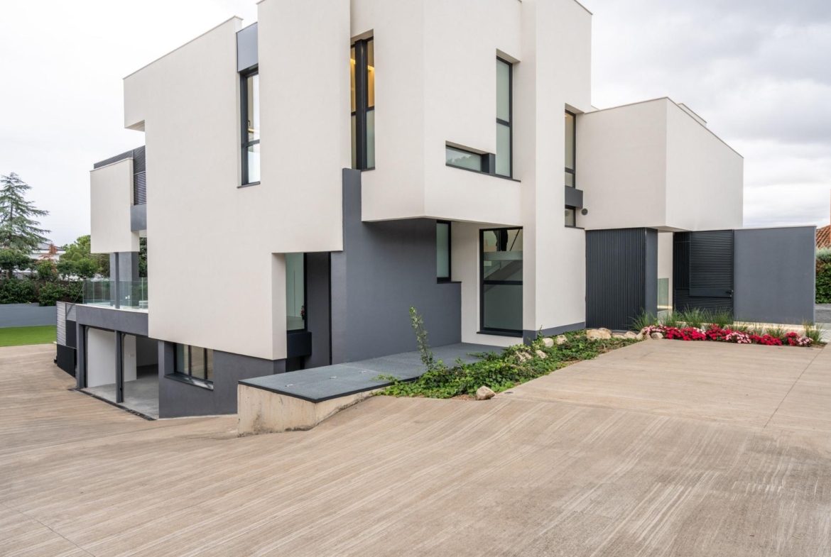 ^**^MAGNÍFICO CHALET INDEPENDIENTE DE LUJO EN LA ZONA MÁS EXCLUSIVA DE LAS ROZAS – CLUB DE GOLF^**^  Exclusiva vivienda de lujo totalmente a estrenar, situada en una de las zonas más prestigiosas