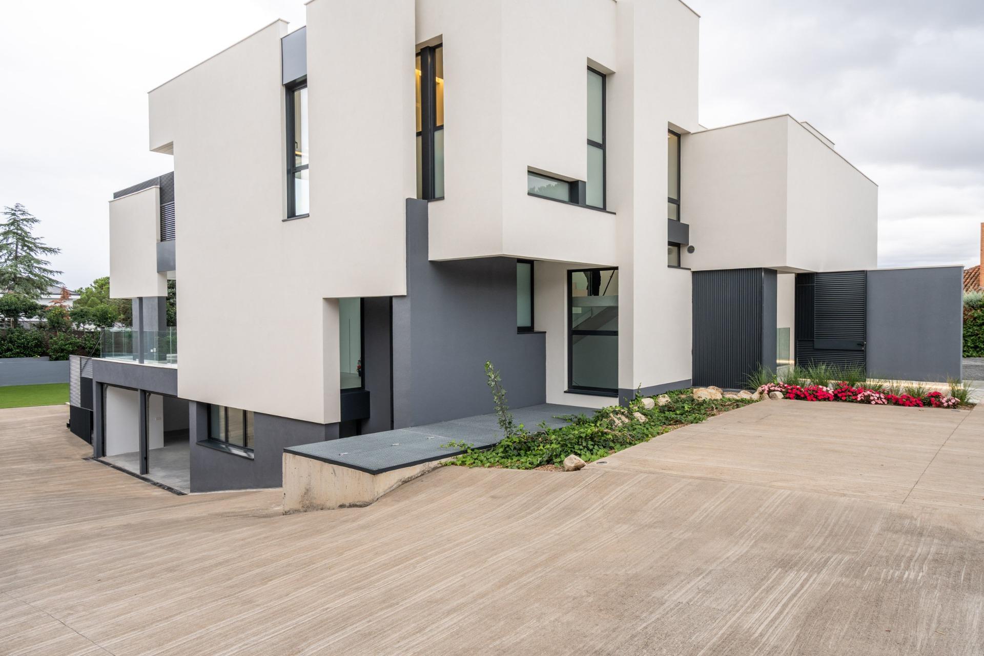 33-61 ^**^MAGNÍFICO CHALET INDEPENDIENTE DE LUJO EN LA ZONA MÁS EXCLUSIVA DE LAS ROZAS – CLUB DE GOLF^**^ Exclusiva vivienda de lujo totalmente a estrenar, situada en una de las zonas más prestigiosas