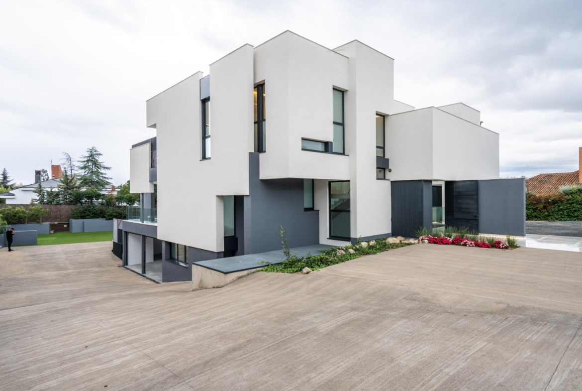 ^**^MAGNÍFICO CHALET INDEPENDIENTE DE LUJO EN LA ZONA MÁS EXCLUSIVA DE LAS ROZAS – CLUB DE GOLF^**^  Exclusiva vivienda de lujo totalmente a estrenar, situada en una de las zonas más prestigiosas
