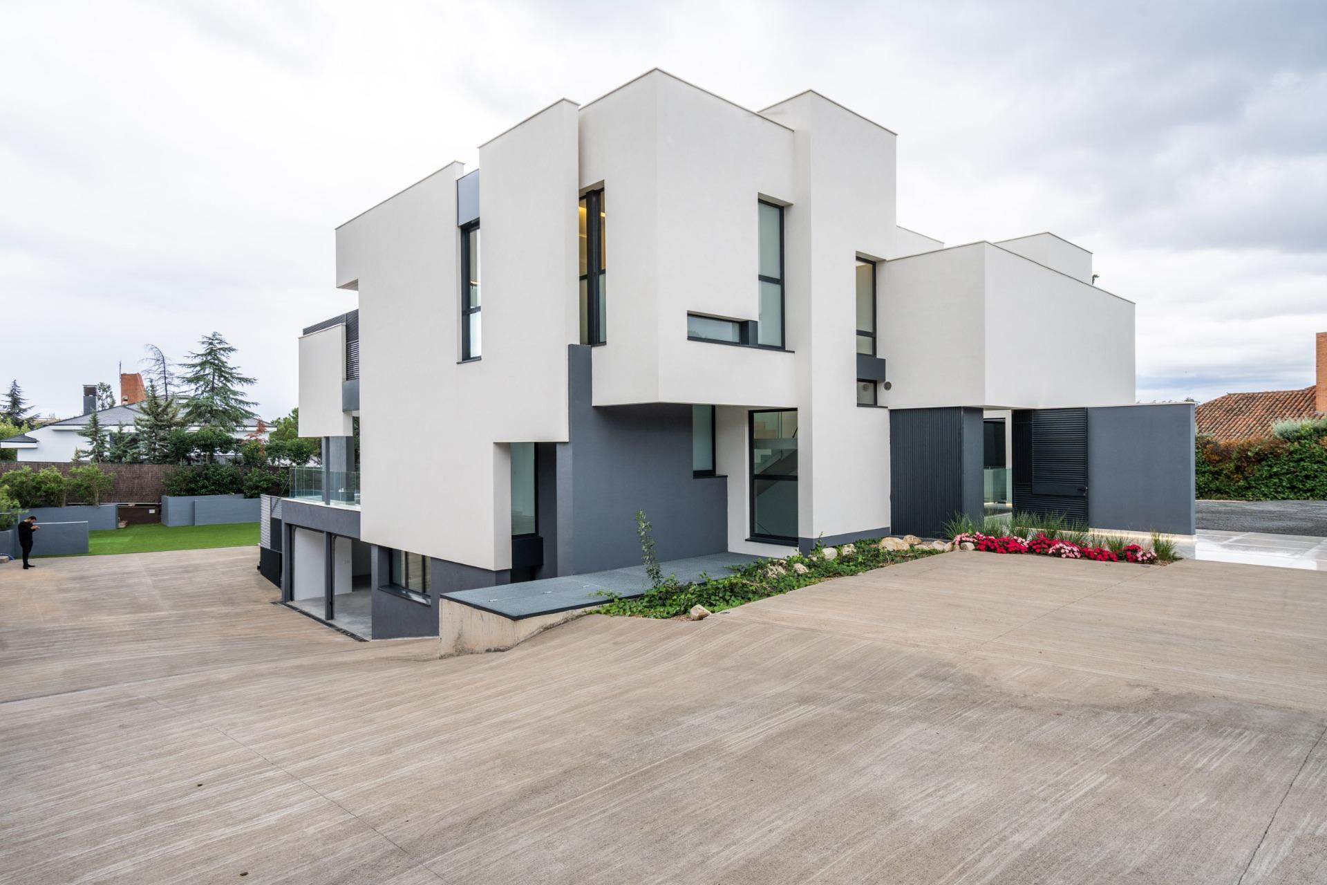 33-62 ^**^MAGNÍFICO CHALET INDEPENDIENTE DE LUJO EN LA ZONA MÁS EXCLUSIVA DE LAS ROZAS – CLUB DE GOLF^**^ Exclusiva vivienda de lujo totalmente a estrenar, situada en una de las zonas más prestigiosas